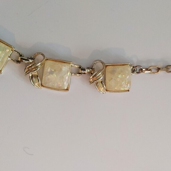 Vintage 1960's Ivory Lucite Irridescent Fleck Necklace - Picture 4 of 5
